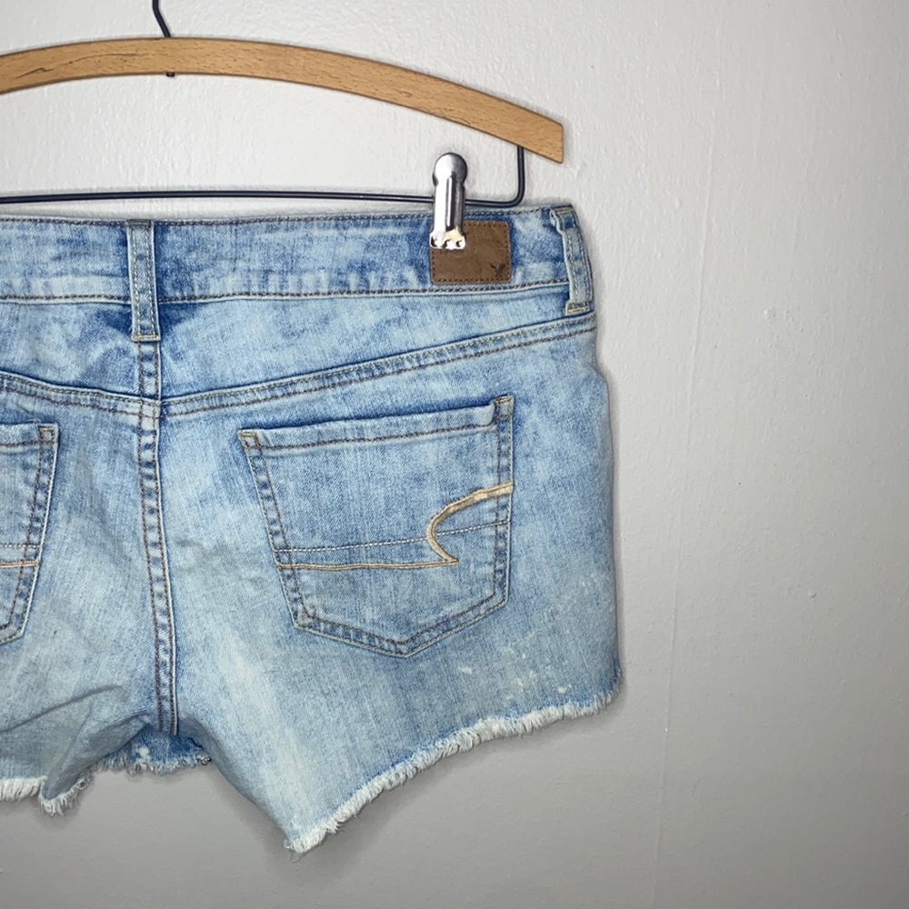 🎱Vintage Light-wash distressed American Eagle jean shorts! - Picture 7 of 9